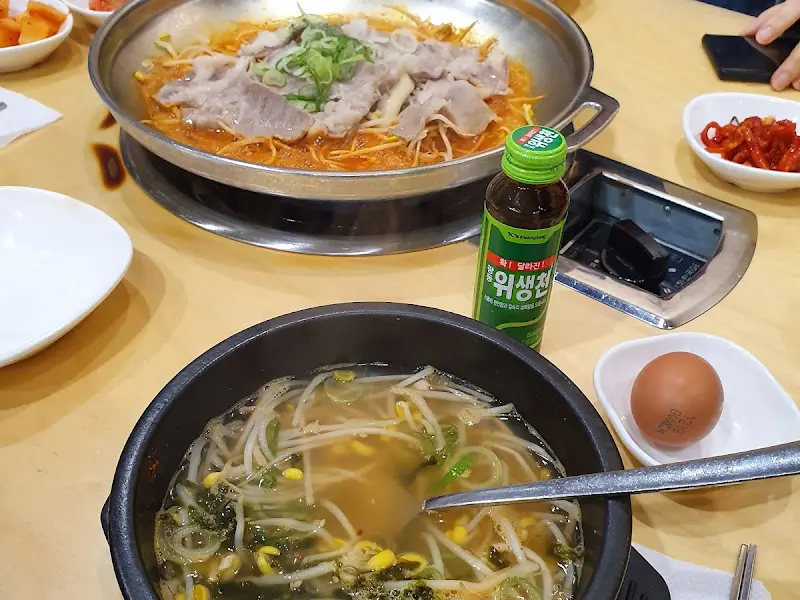 두루치기와 콩나물 국밥 한상 차림