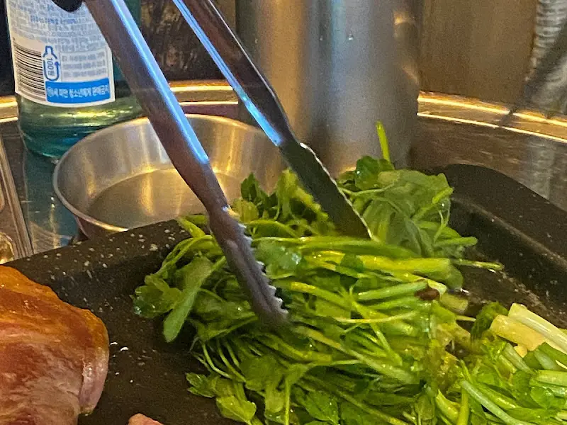 미나리를 집는 모습