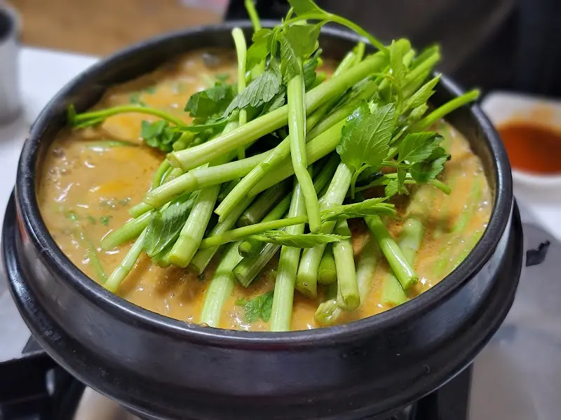 미나리가 듬뿍 올려진 오리탕