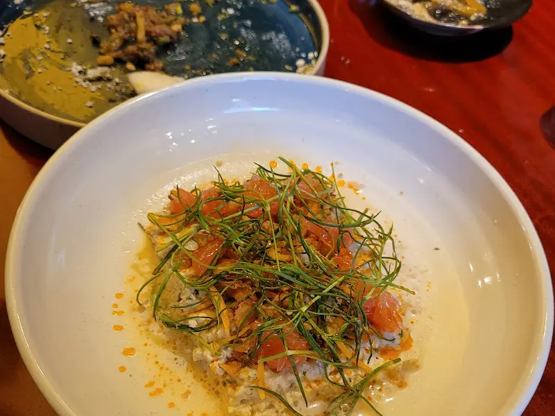 신선한 채소가 듬뿍 올라간 요리