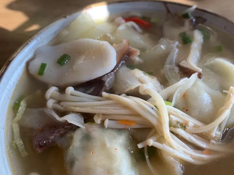 버섯이 가득 들어간 탕