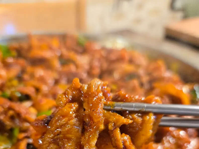 젓가락으로 집어 올린 주물럭