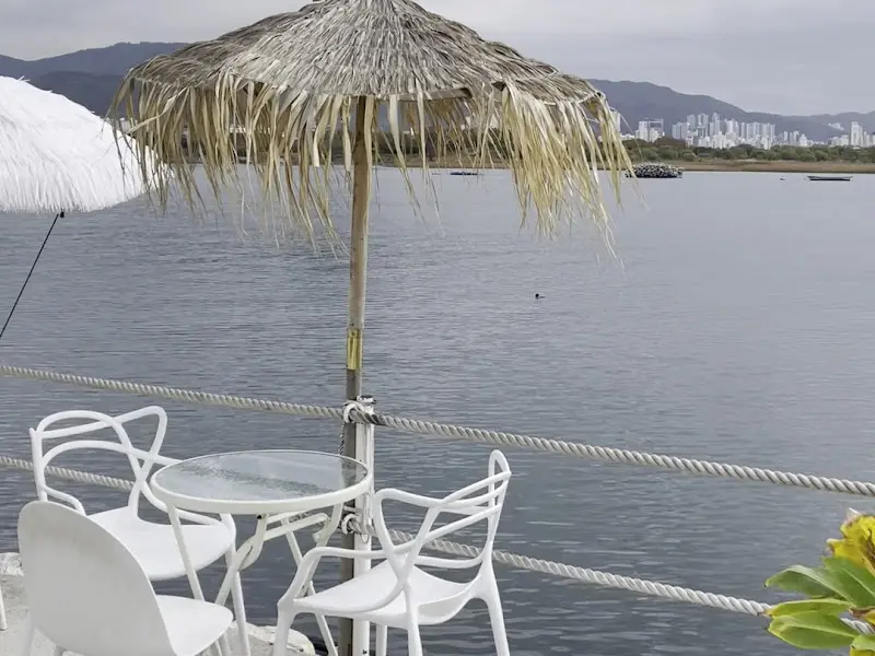 낙동강을 배경으로 놓여진 야외 테이블