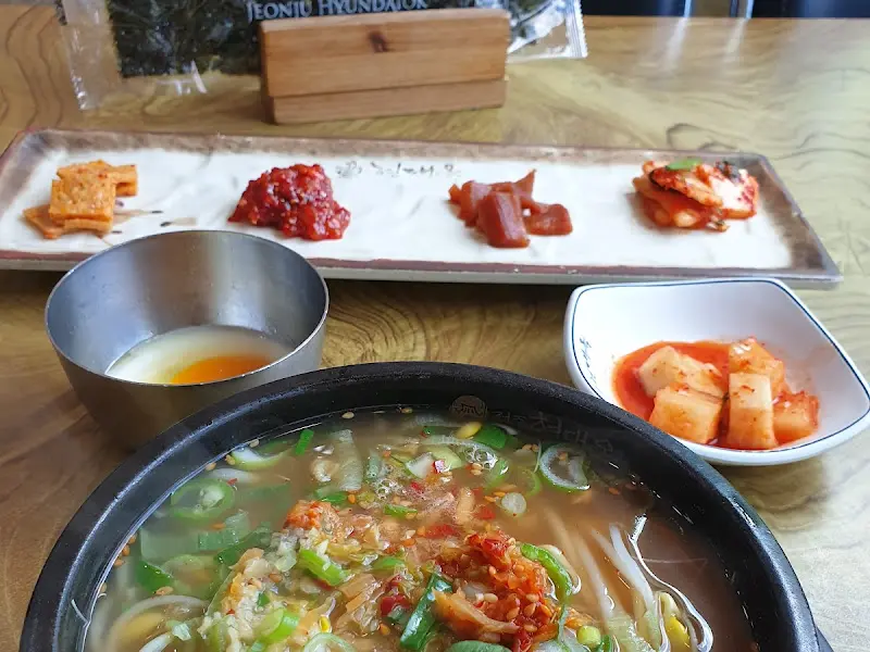 콩나물 국밥과 밑반찬