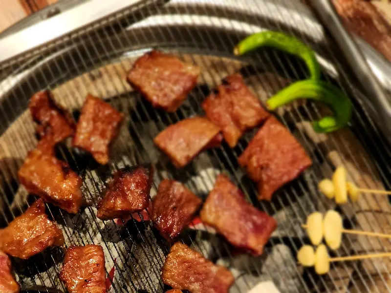 숯불에 구워진 갈비 조각들