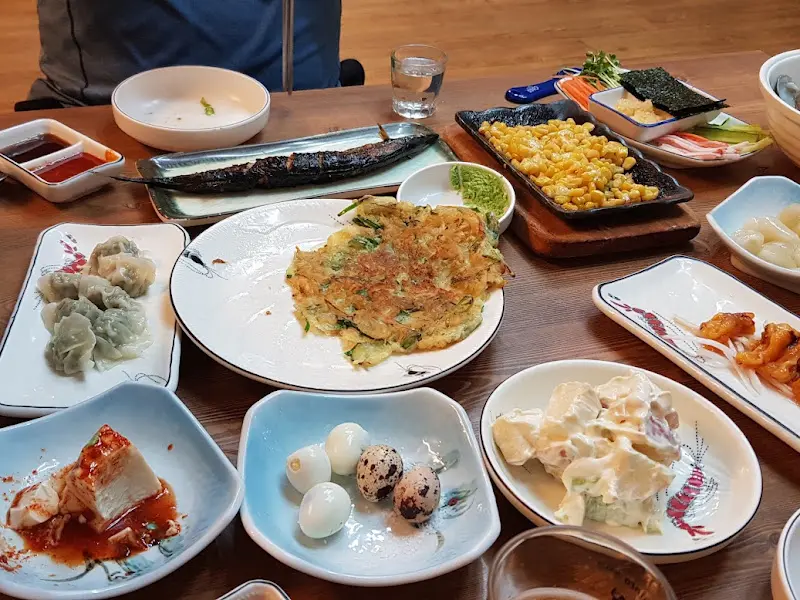 푸짐하게 차려진 스끼다시 한 상