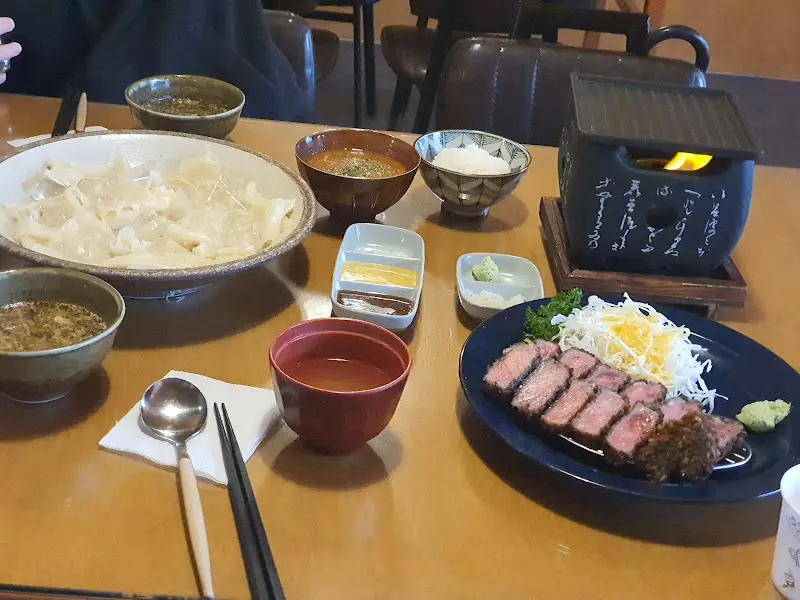 냉우동과 규카츠 한 상 차림