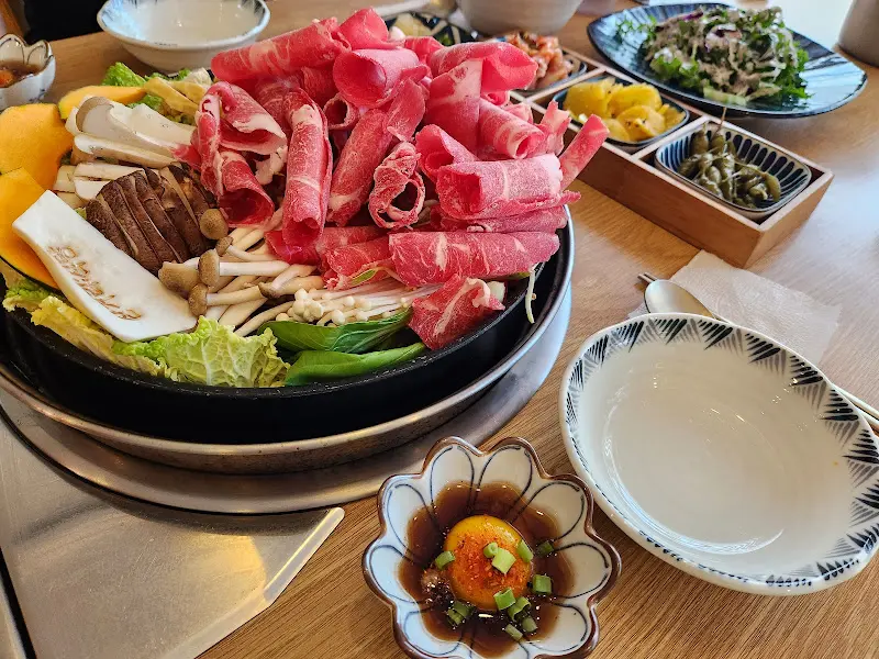 스키야키 재료와 소스, 샐러드