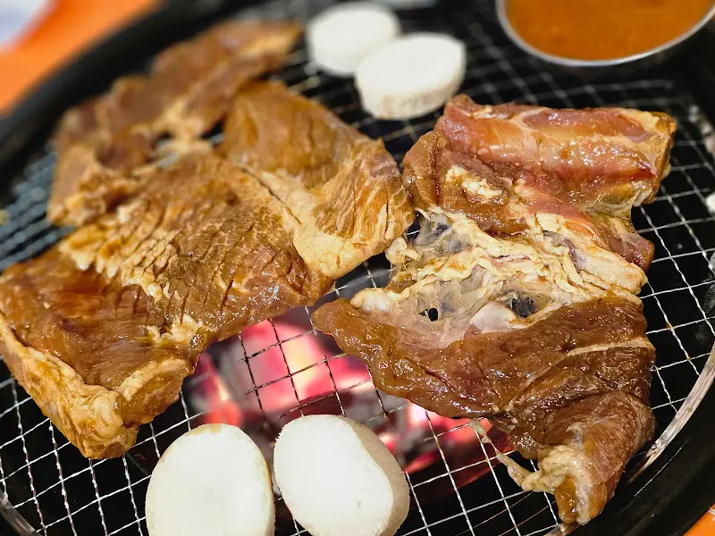 숯불 위에 올려진 돼지갈비