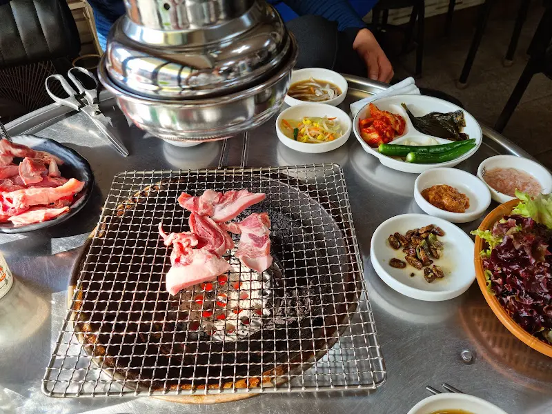 석쇠 위에 놓인 뒷고기와 밑반찬