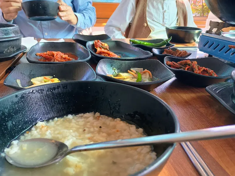 식사 후 누룽지를 먹는 모습