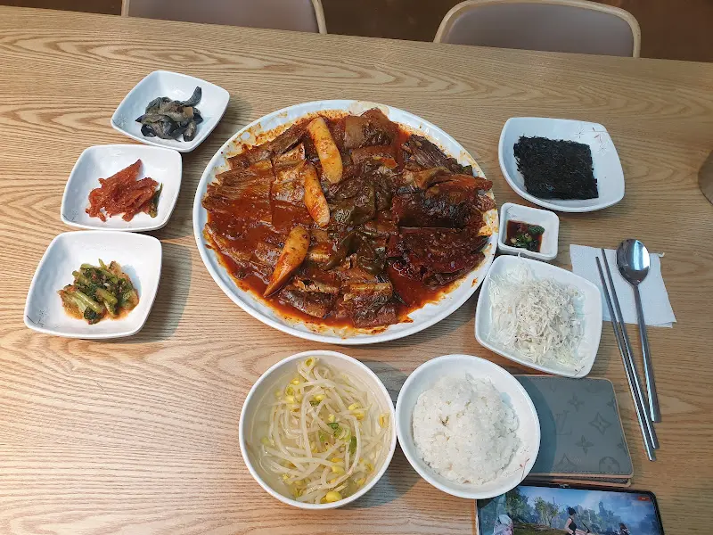 테이블 가득 차려진 코다리조림 한 상