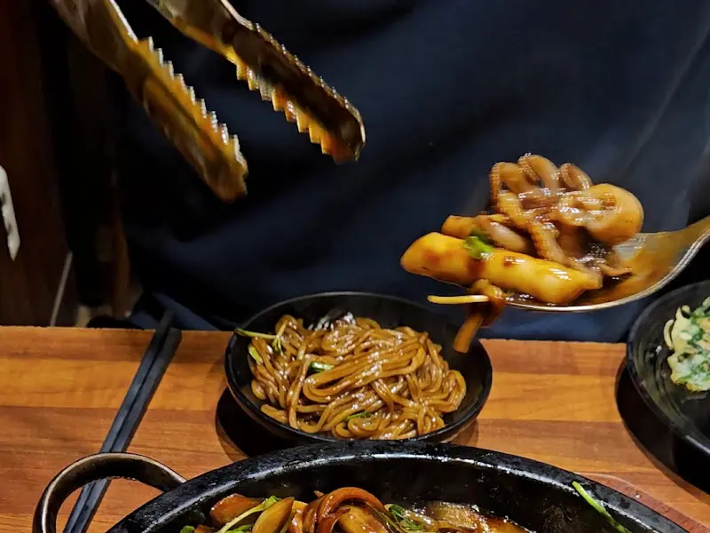 짜장면 먹는 모습