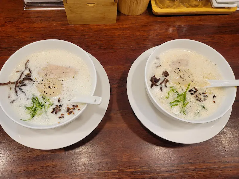 두 그릇의 토리빠이탄 라멘