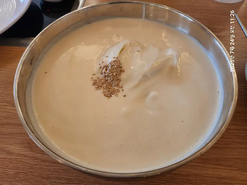 쫄깃한 면발의 콩국수