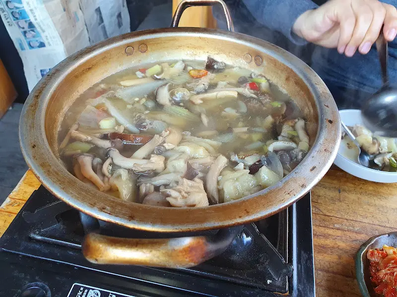 보글보글 끓고 있는 버섯전골
