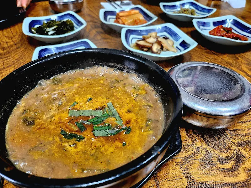 한상 가득 차려진 짱뚱어탕