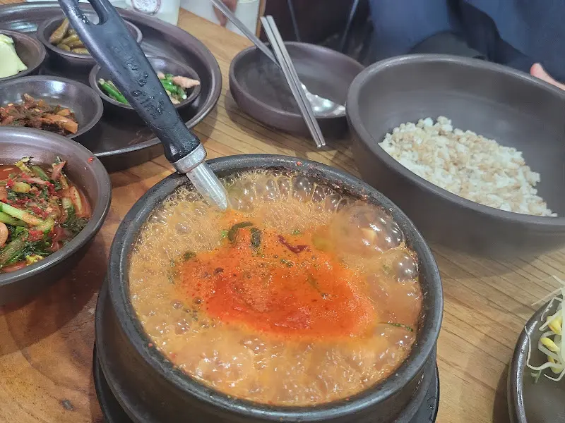 뚝배기 안에서 보글보글 끓는 청국장