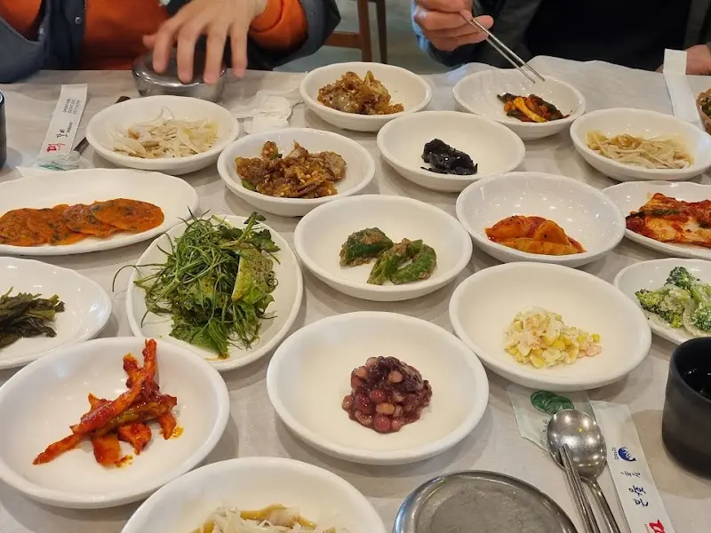 다채로운 밑반찬의 향연