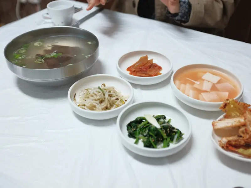 정갈하게 차려진 기본 반찬과 선짓국