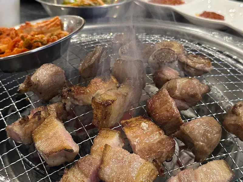 숯불 위에서 익어가는 고기