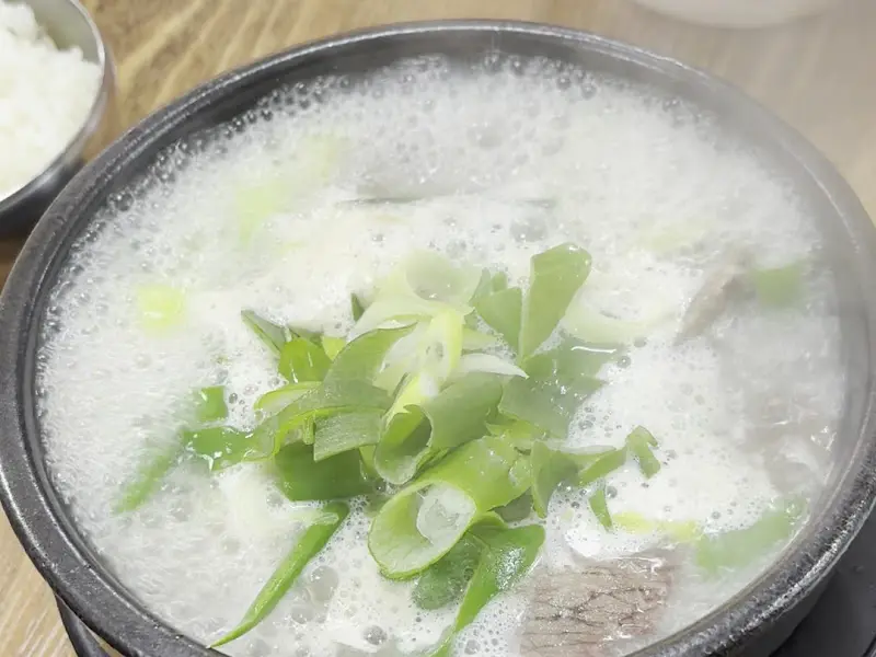 뽀얀 국물에 파가 듬뿍 올려진 소머리곰탕