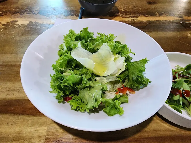 유자 드레싱이 뿌려진 샐러드