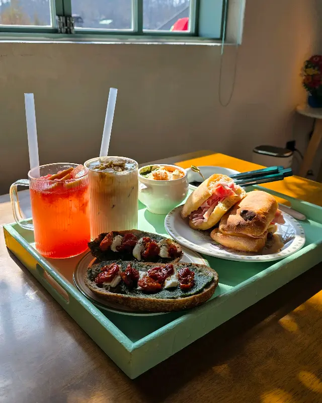 트레이에 담겨 나온 브런치 메뉴