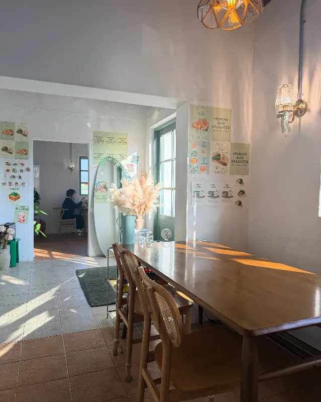 아늑하고 따뜻한 분위기의 카페 내부