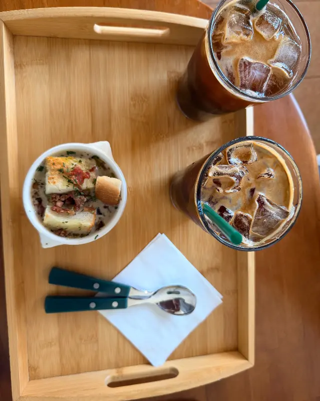 나무 트레이에 담겨 나온 음료와 스프