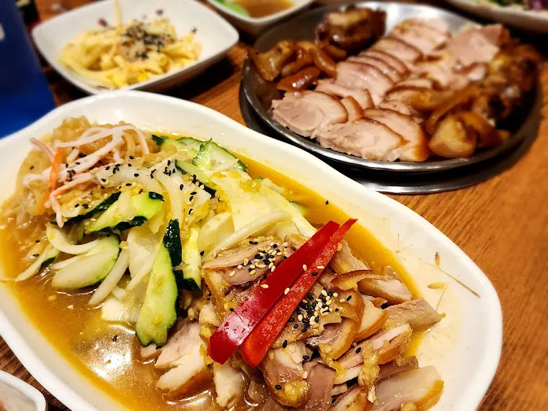 윤기가 흐르는 족발과 냉채족발의 조화