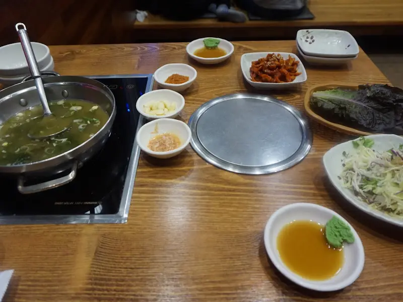 테이블 한 상 가득 차려진 모습