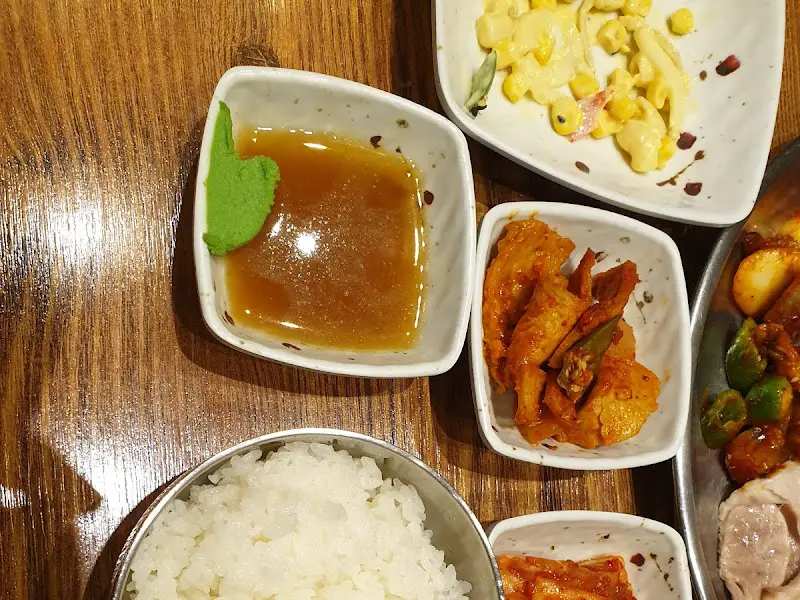 다양한 소스와 밑반찬들