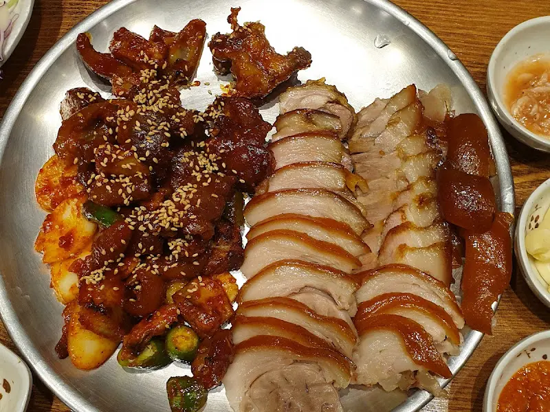 족발과 불족발 반반 메뉴의 환상적인 조화