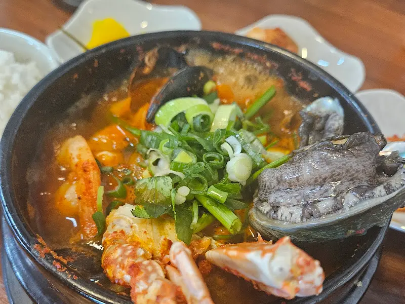 해산물이 푸짐하게 들어간 전복뚝배기