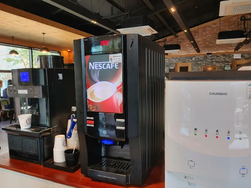 식당 내부에 마련된 커피 머신