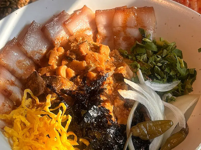 푸짐한 한방수육덮밥