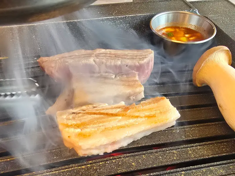 불판 위에서 지글지글 익어가는 삼겹살