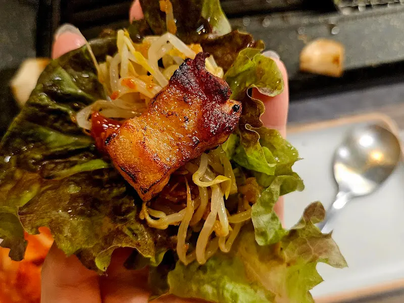 다양한 쌈 채소와 함께 즐기는 삼겹살