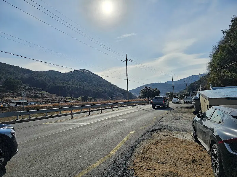 카페 유자 앞 도로 풍경