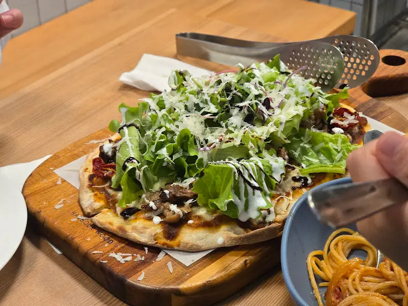 샐러드가 올라간 음식