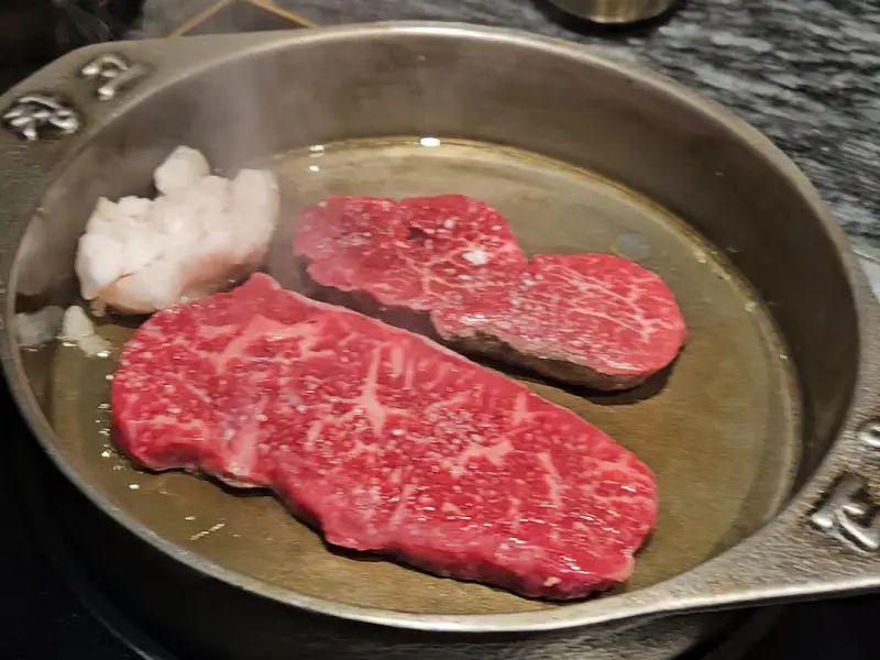 무쇠팬 위에서 익어가는 한우