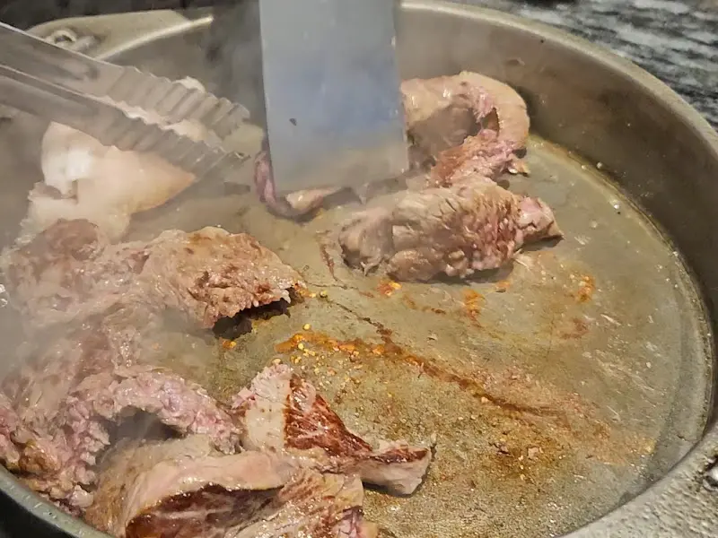 헤라로 찢어 구워주는 한우