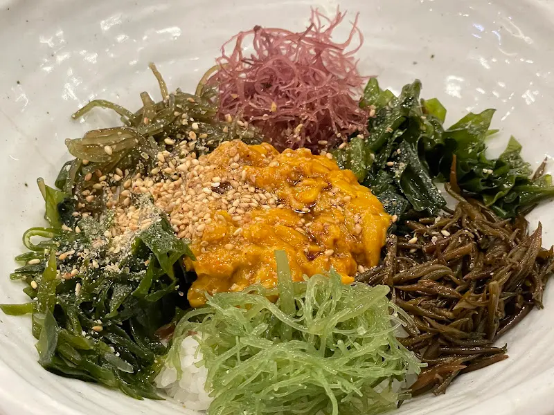 싱싱한 멍게가 듬뿍 올려진 멍게해초비빔밥