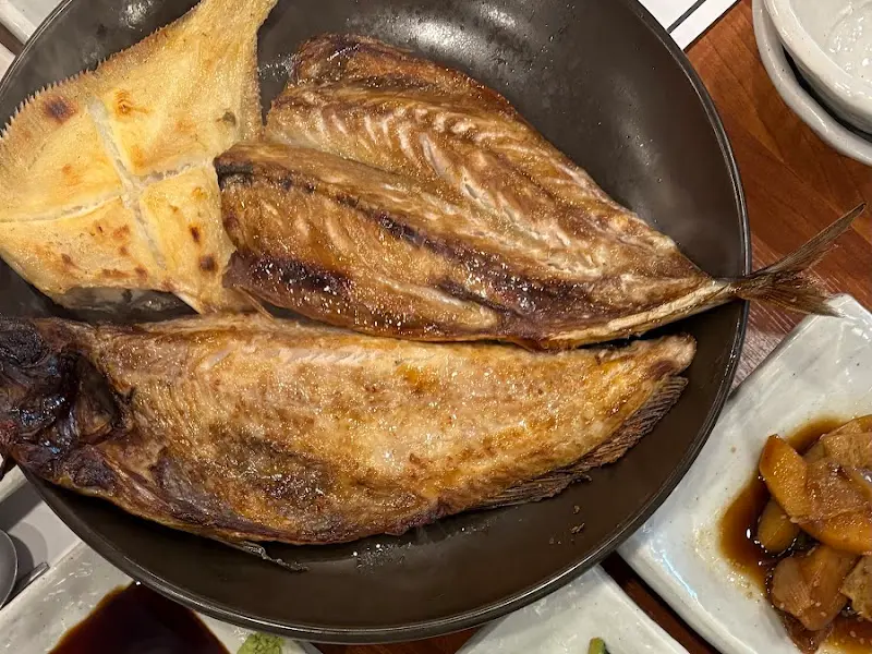 촉촉한 속살이 보이는 생선구이