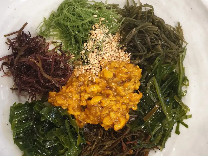 해초와 멍게의 조화가 아름다운 멍게해초비빔밥