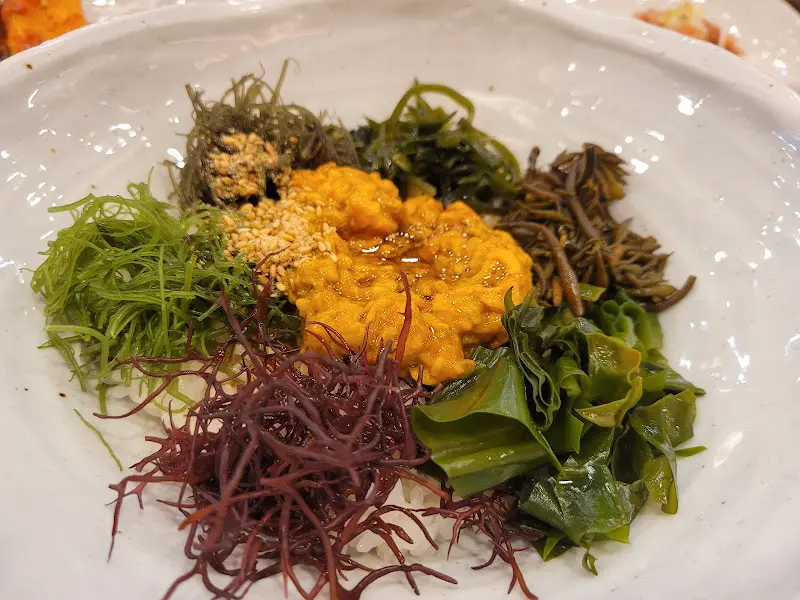 싱싱한 멍게와 해초가 듬뿍 들어간 멍게해초비빔밥