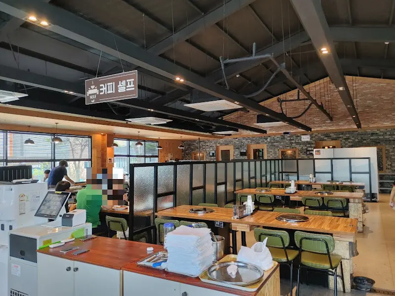 깔끔하고 넓은 식당 내부