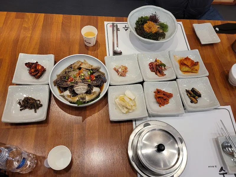 깔끔하게 담겨 나온 반찬들