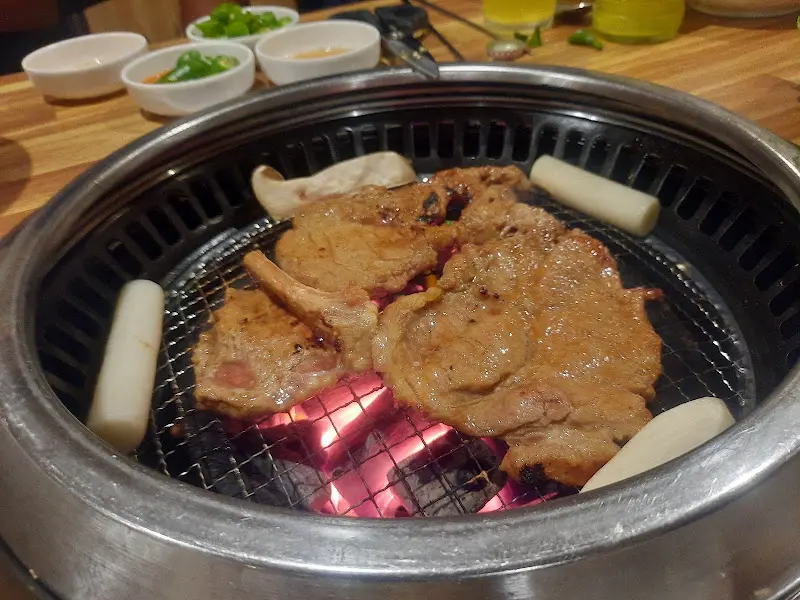 숯불 위에서 맛있게 익어가는 돼지갈비